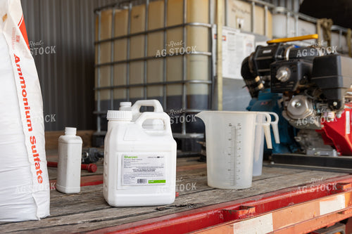 Mixing Herbicide 52376
