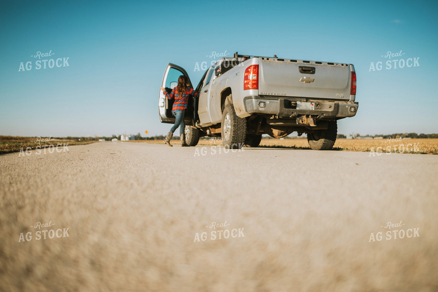 Farm Mom Delivering Field Meals 5044