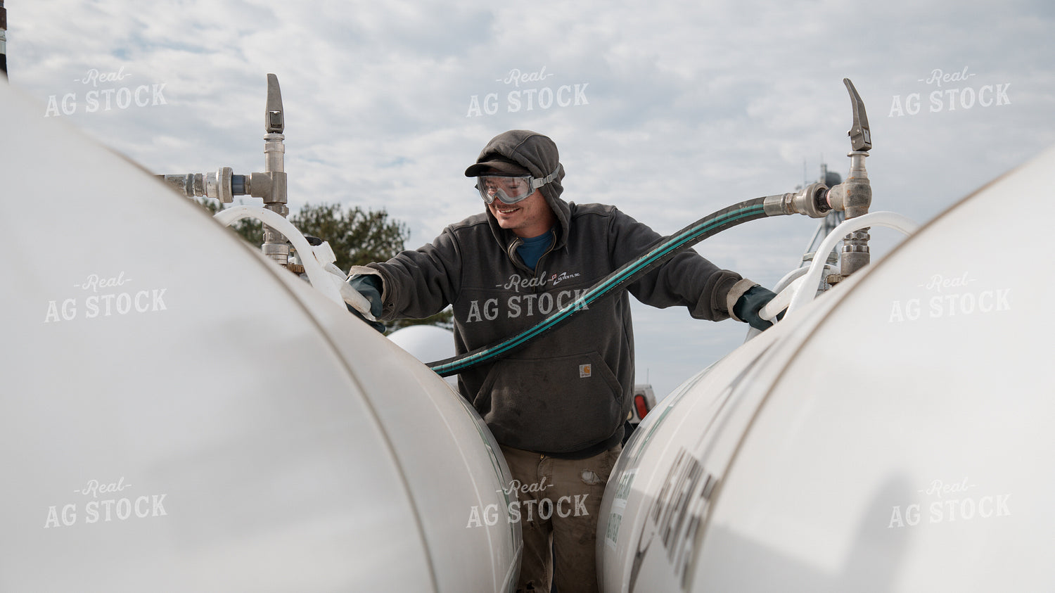 Input Supplier Loads Anhydrous Tanks 26246