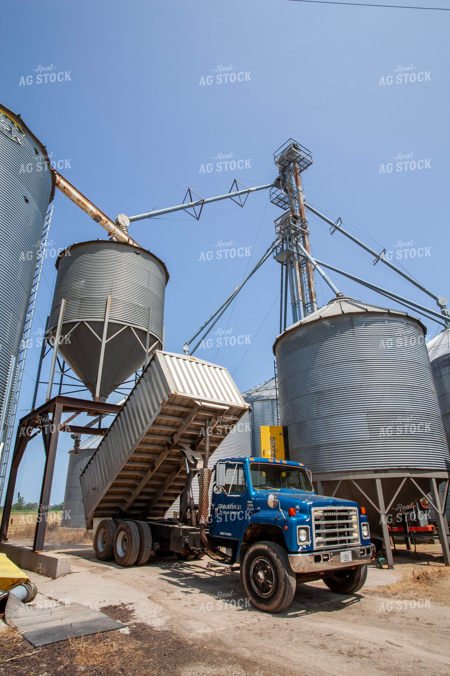 Unloading Semi 132059