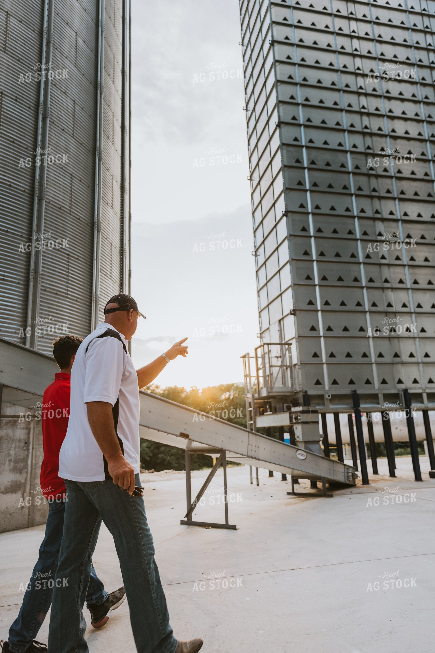 Farmers Walking by Grain Leg 7793