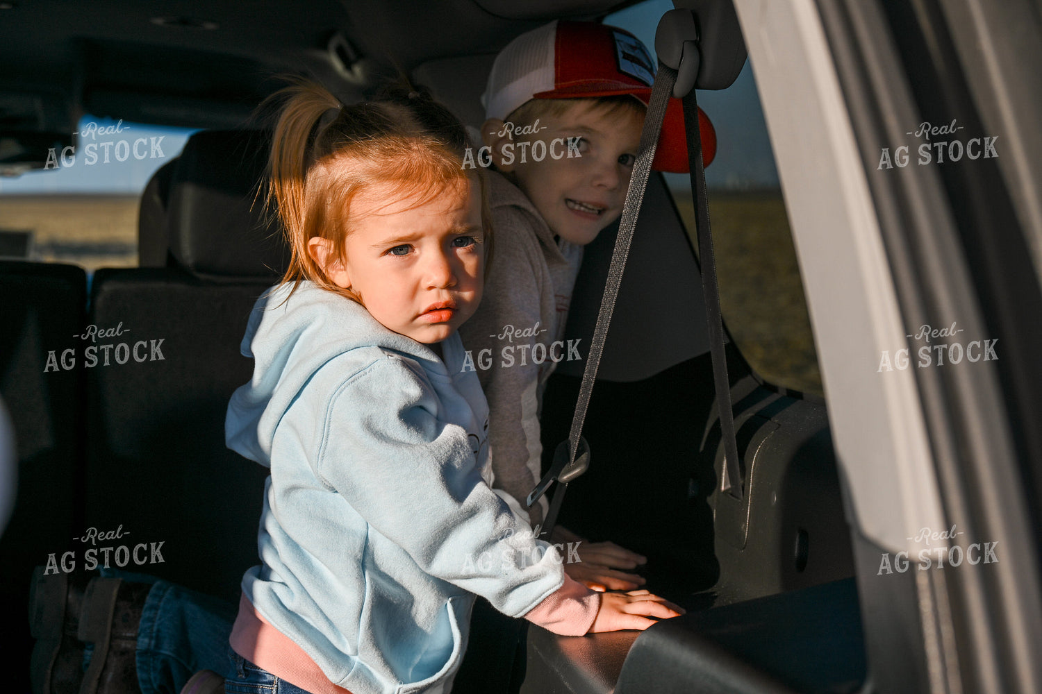 Farm Kids in Car 26293