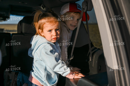 Farm Kids in Car 26293