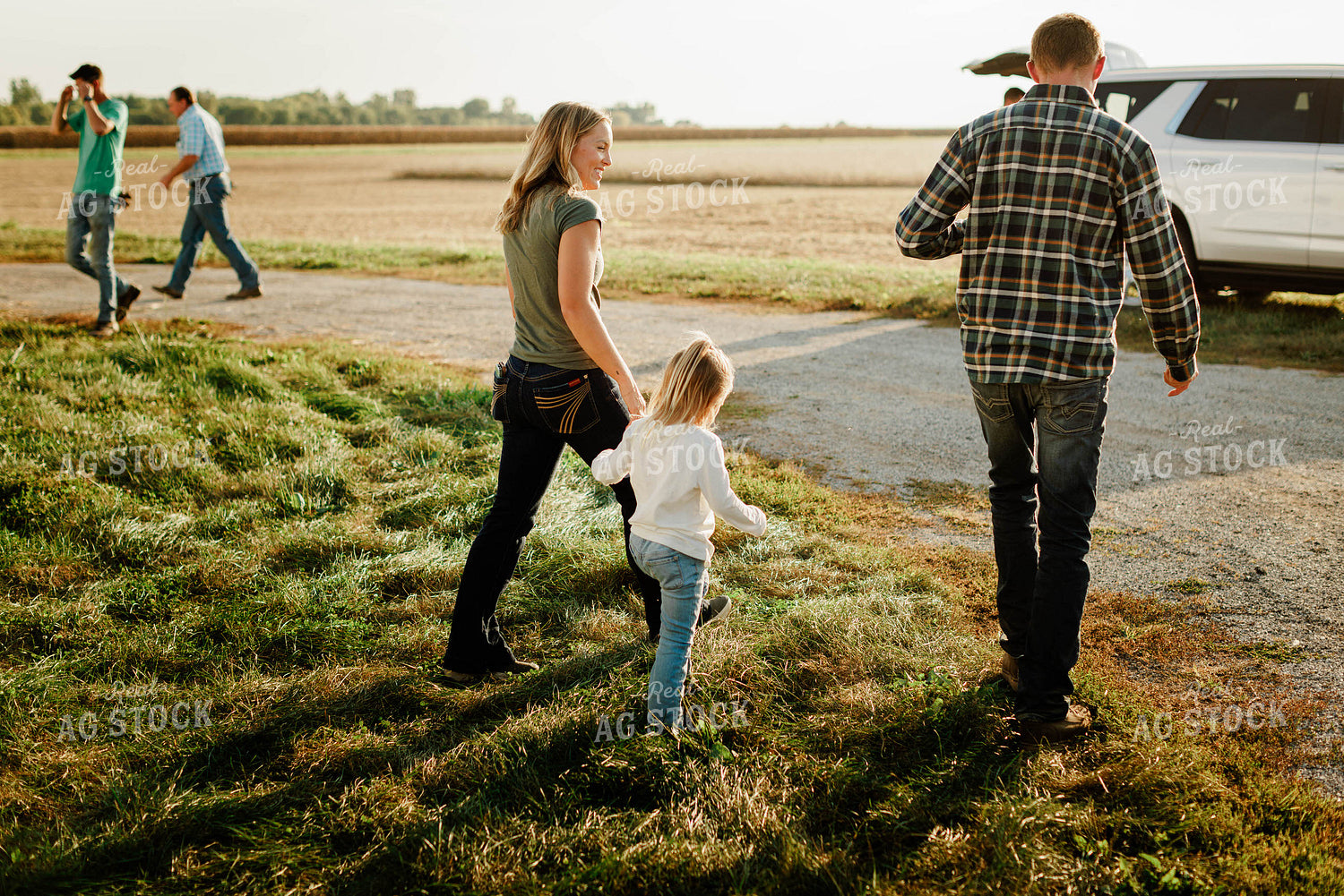 Farm Family Walking 9218