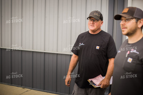 Retailer Talking to Farmer 7943