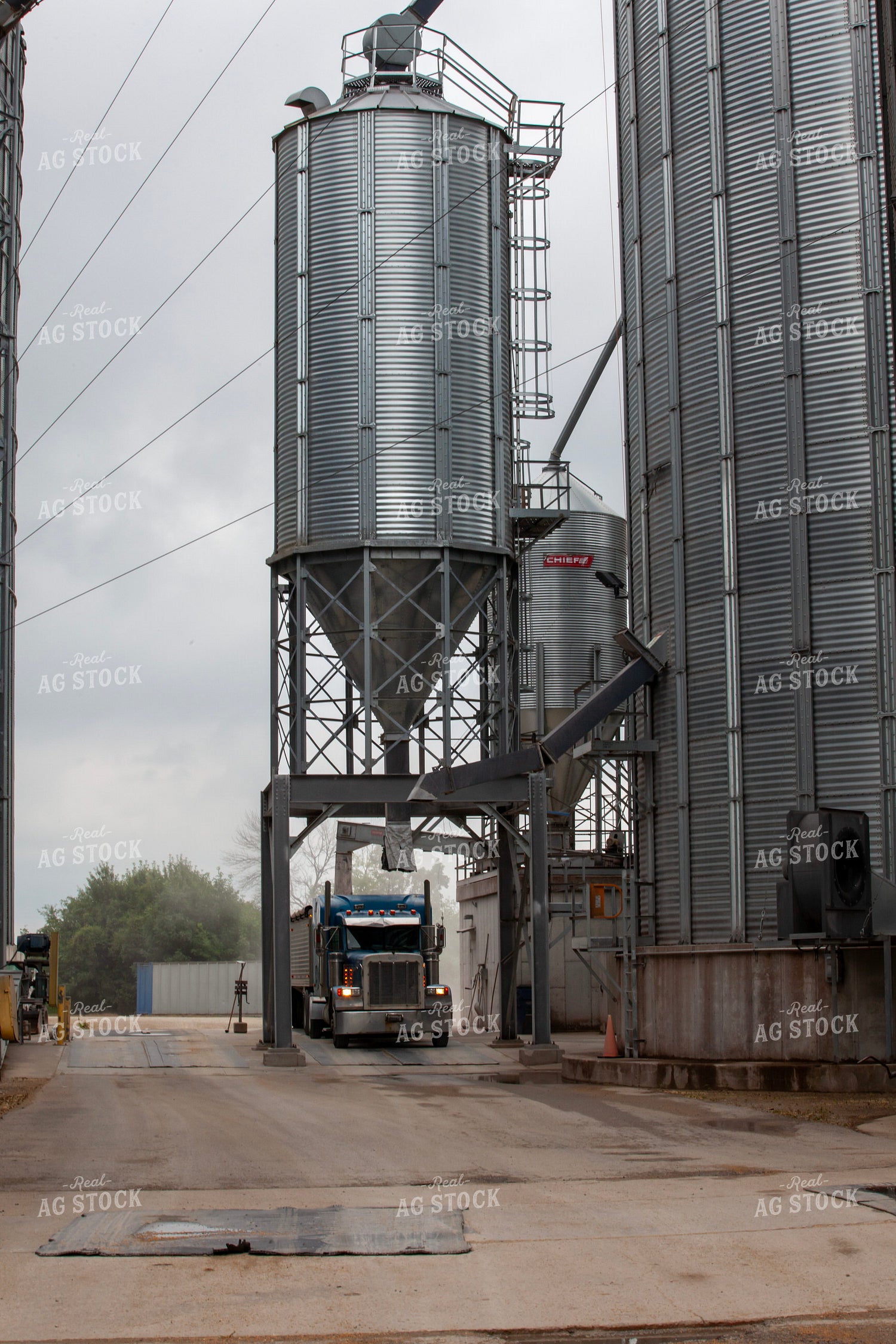 Unloading Semi 132052