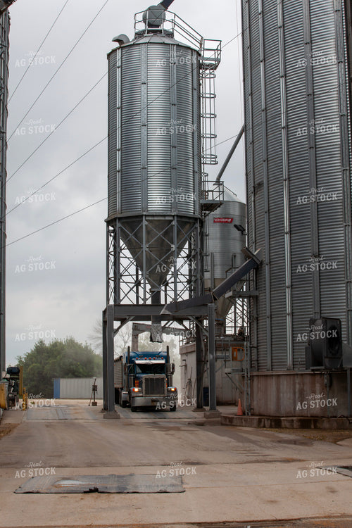 Unloading Semi 132052
