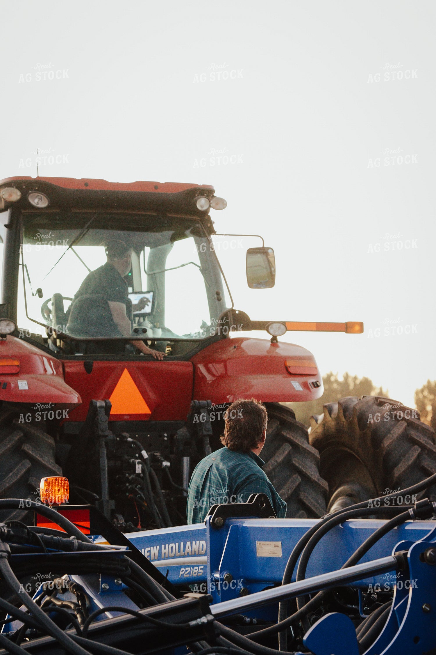 Farmers Working on Disc Drill 83193
