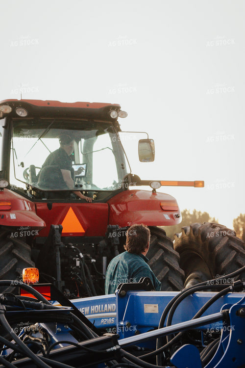 Farmers Working on Disc Drill 83193