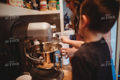 Farm Mom Baking with Kids 5569