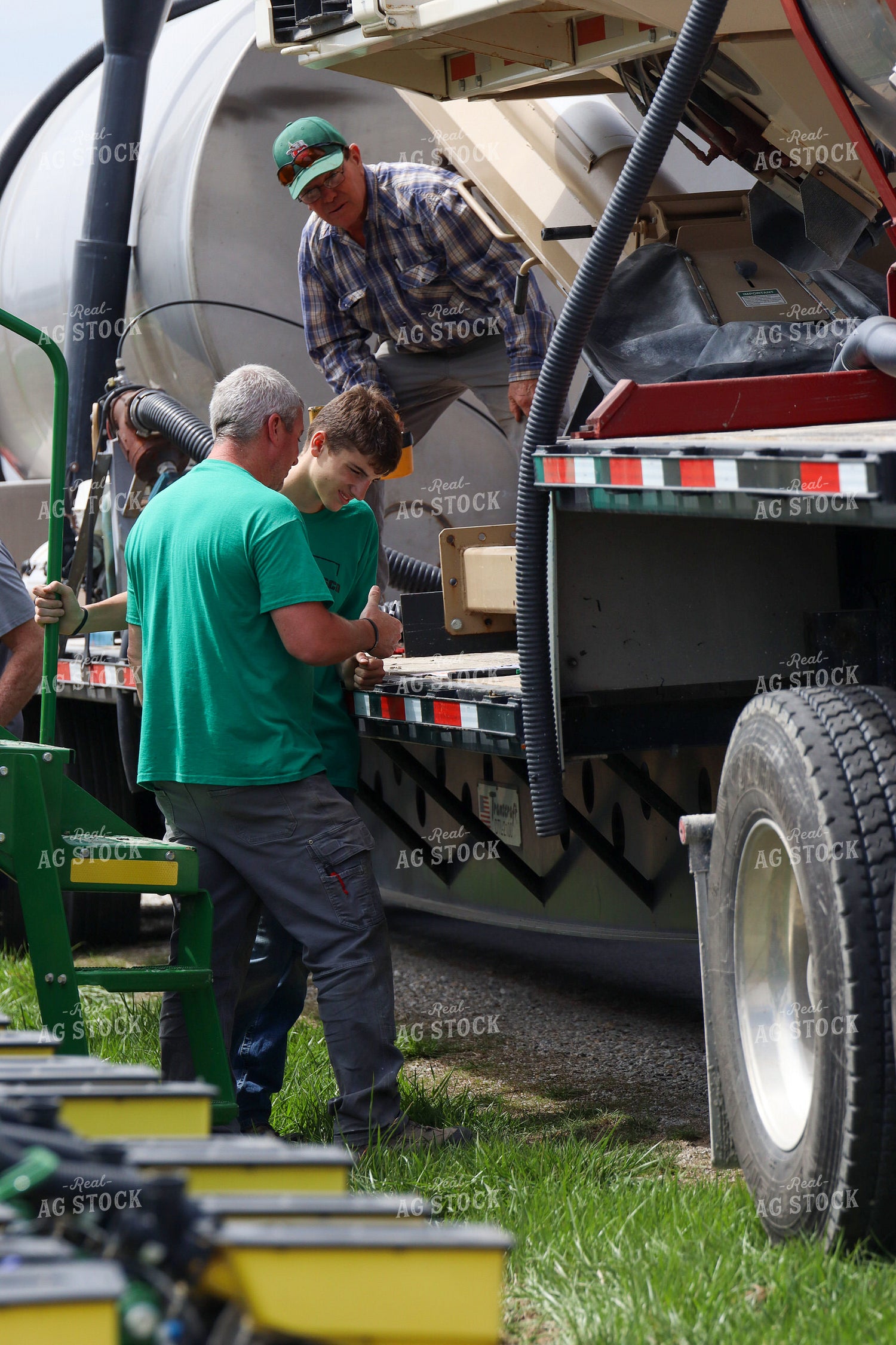 Farmers Loading Planter 109078