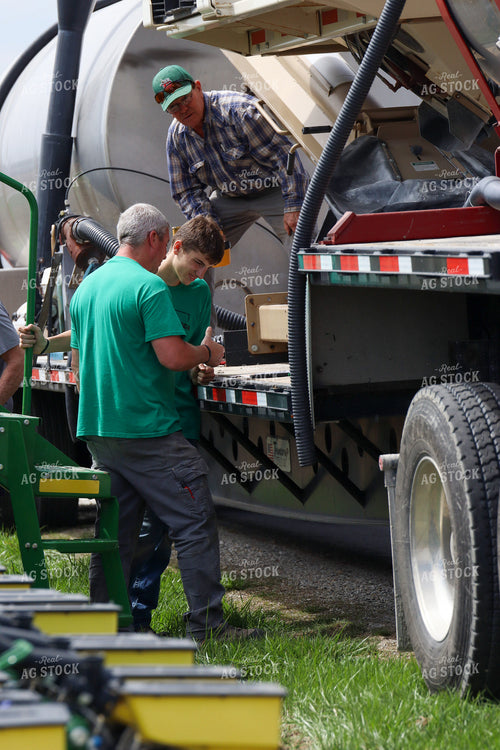 Farmers Loading Planter 109078