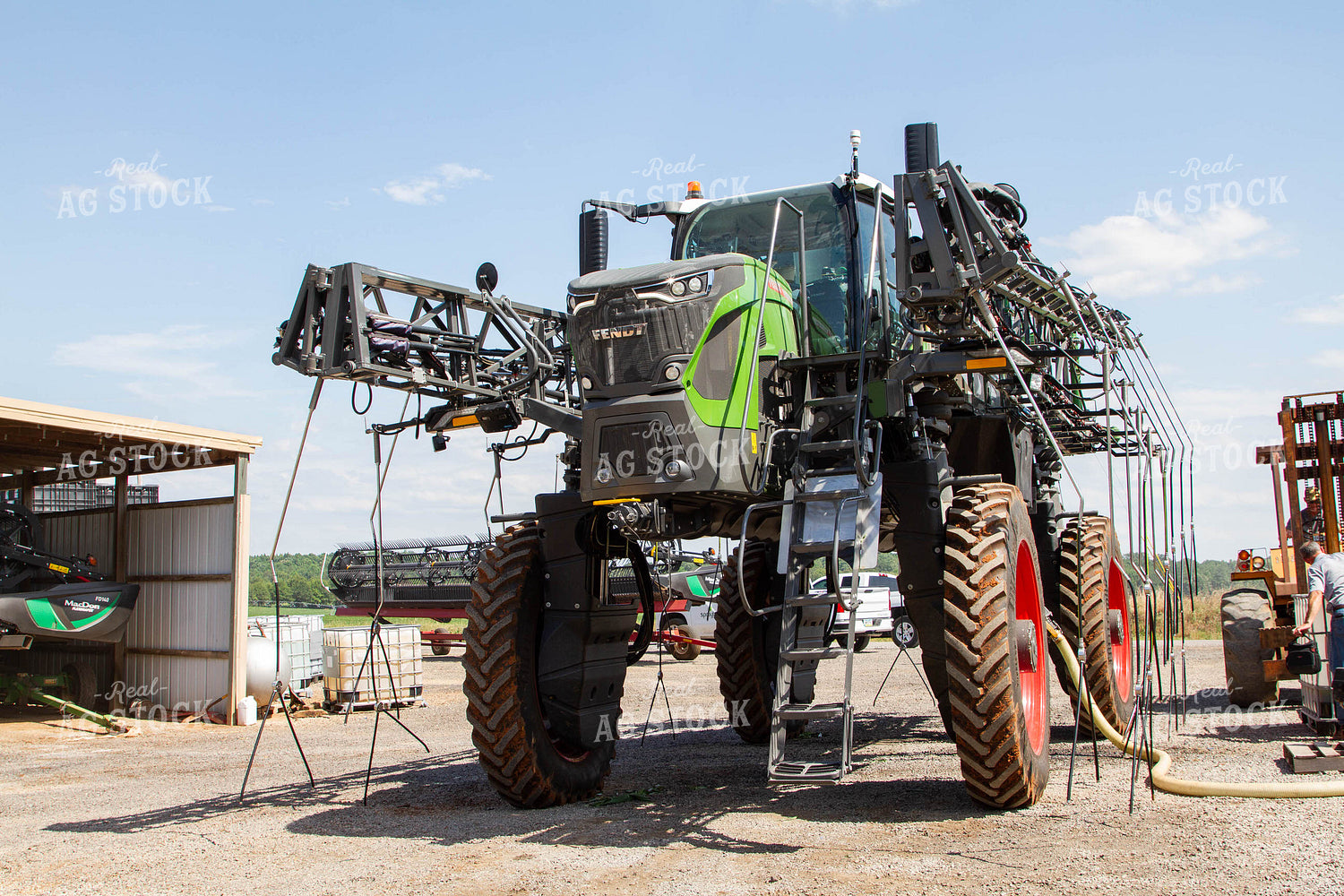 Sprayer in Farmyard 79103