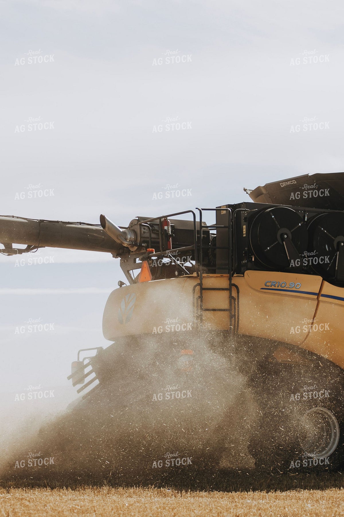 New Holland CR10.90 Combine Harvesting Wheat in Dusty Field Conditions 413000
