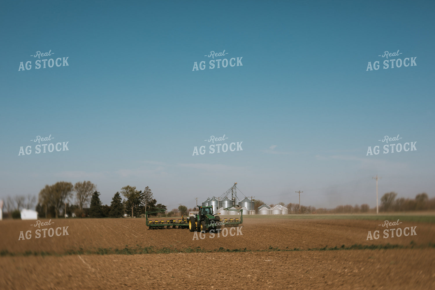 Planter with Farmstead and Grain Bins in Background 4002