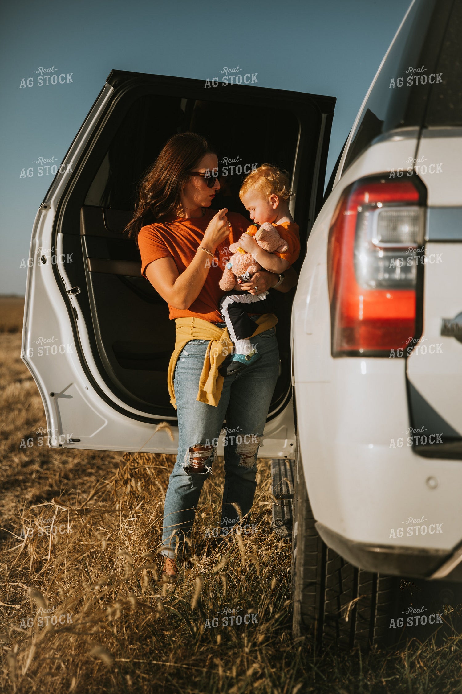 Farm Mom and Kid By Car 7227