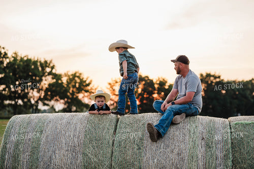 Farm Kids on Hay Bale 115313