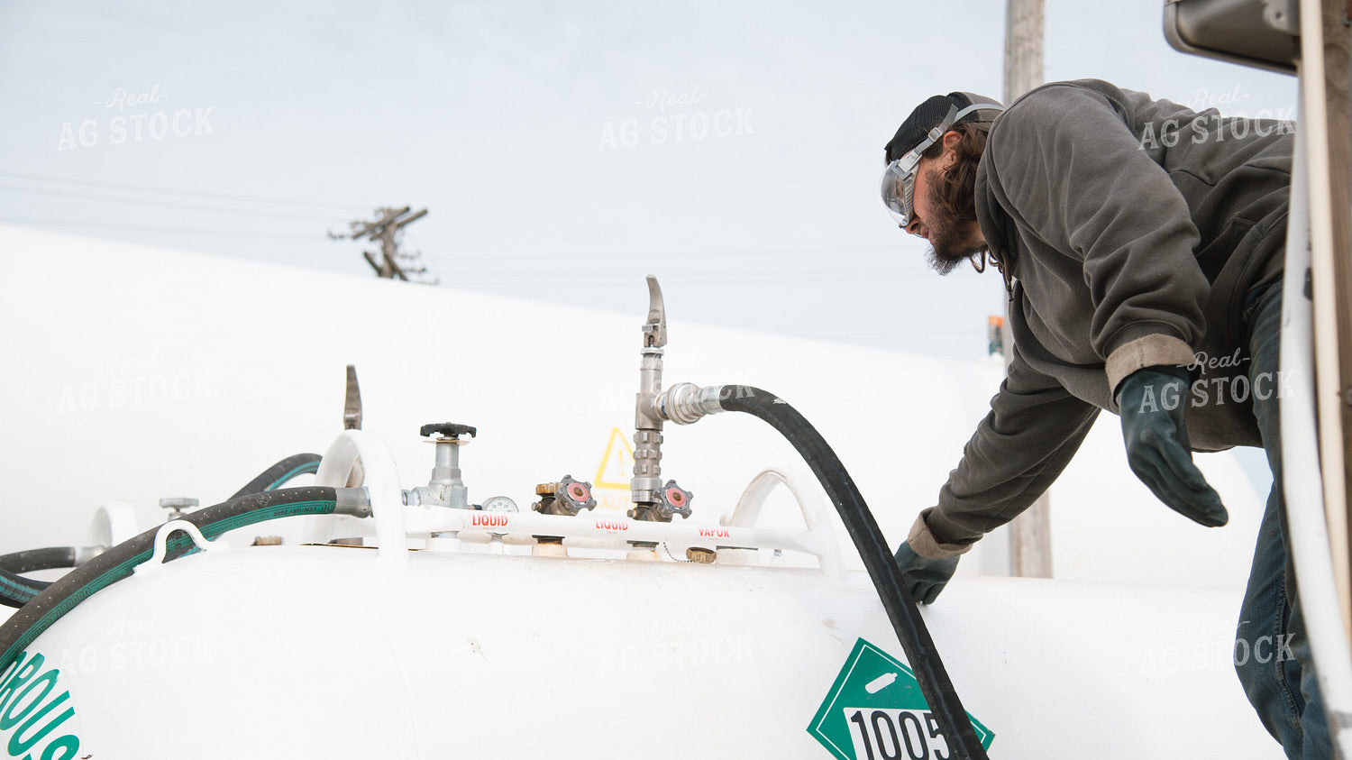 Input Supplier Loads Anhydrous Tanks 26227