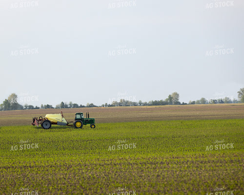 Fertilizing Corn 178111