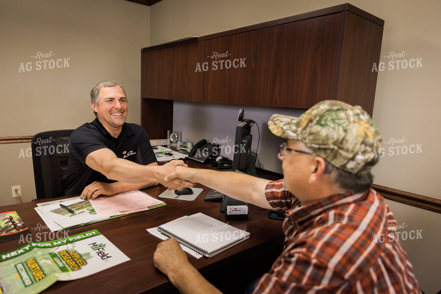 Retailer Meeting with Farmer 8079