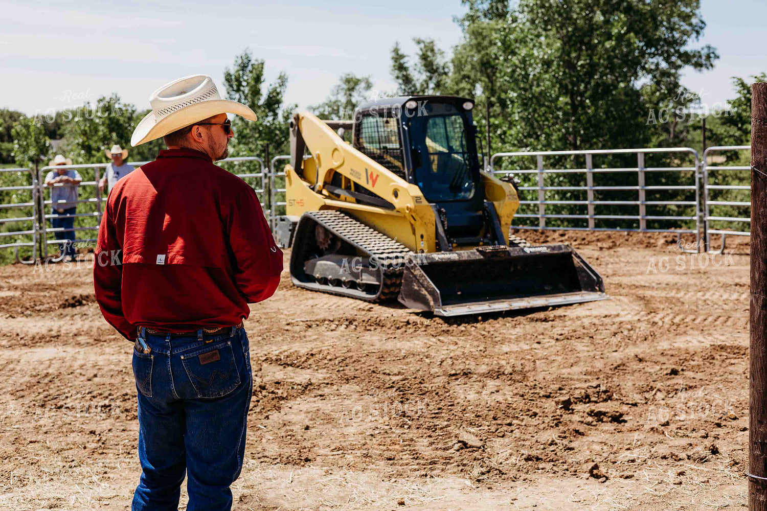 Horsemen Building Round Pen 281070