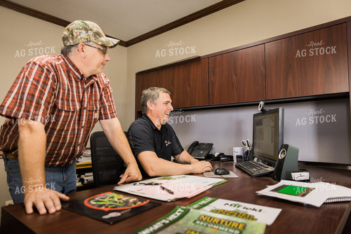 Retailer Meeting with Farmer 8077