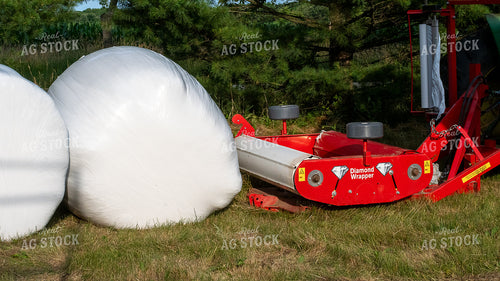 Wrapping Hay Bales 50392