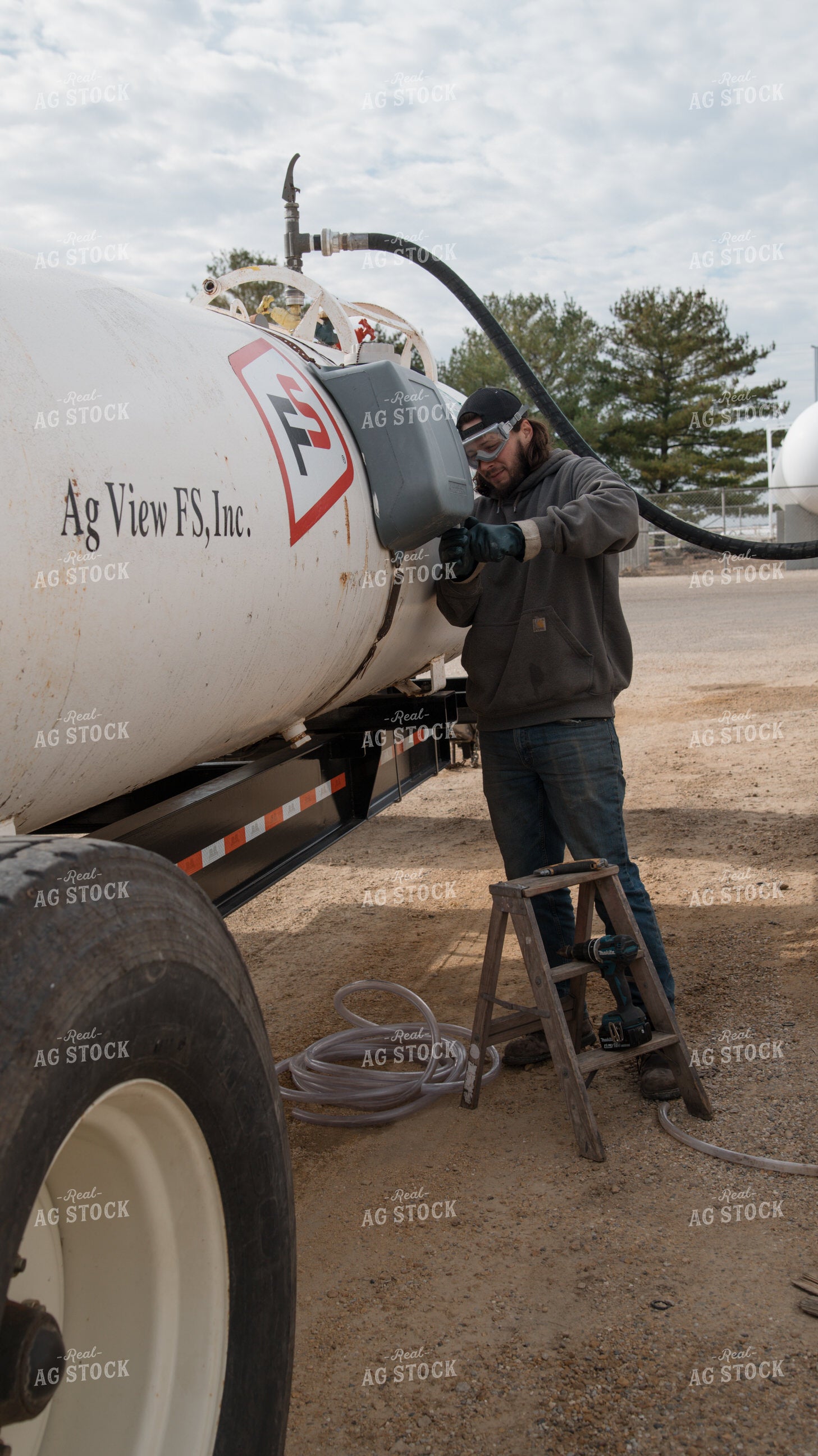 Input Supplier Loads Anhydrous Tanks 26250