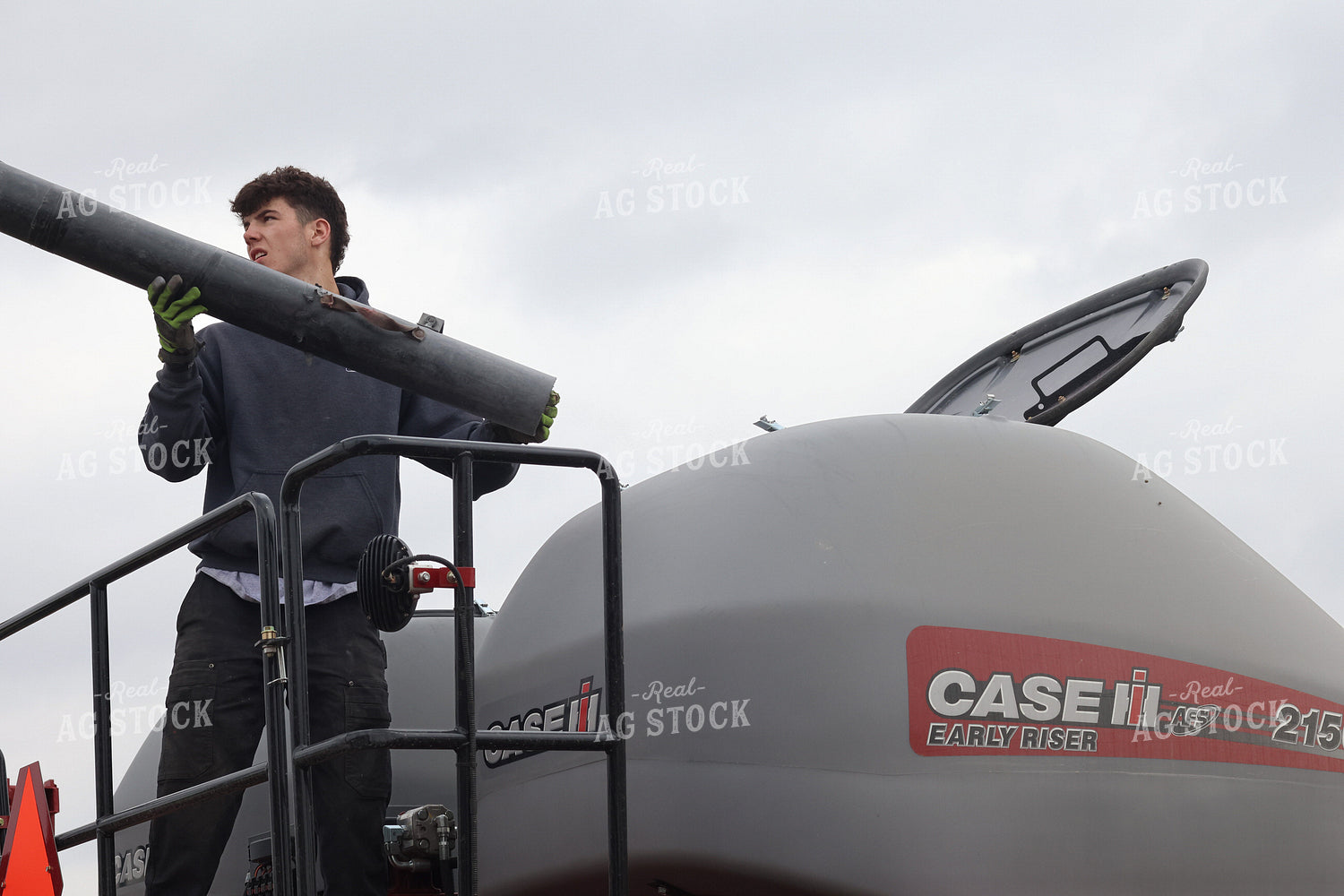Farmer Filling Bulk Fill Planter 109167