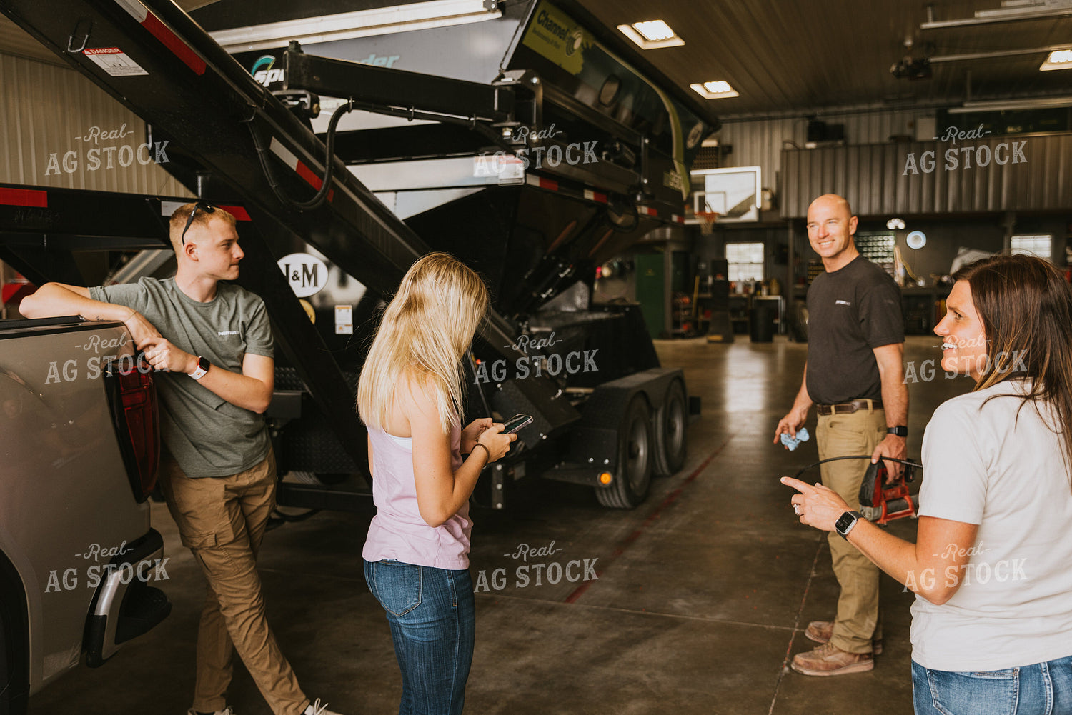 Farmers Talk in Shed 7592