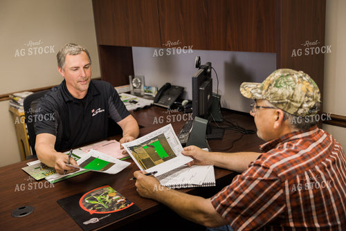 Retailer Meeting with Farmer 8074