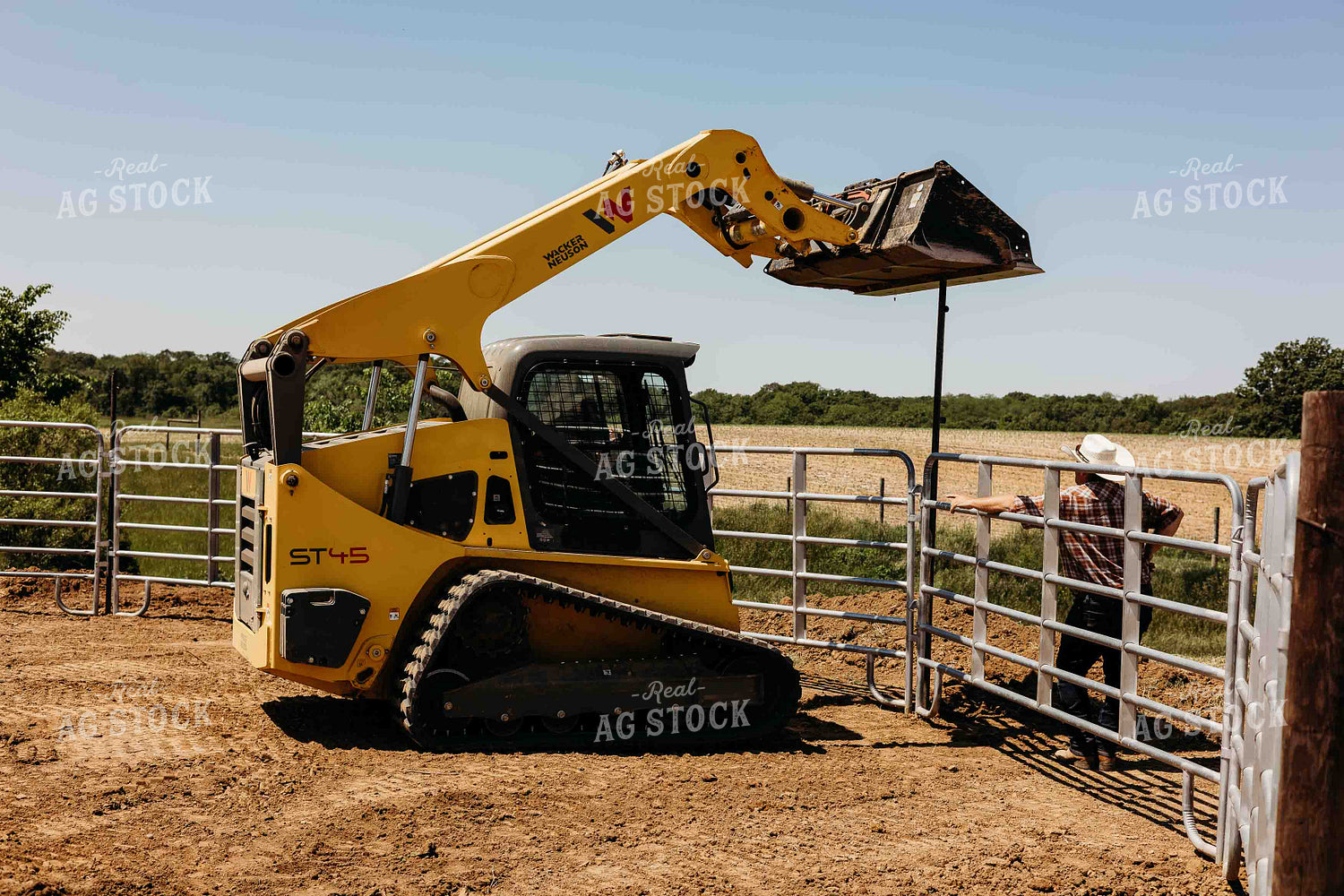 Horsemen Building Round Pen 281069
