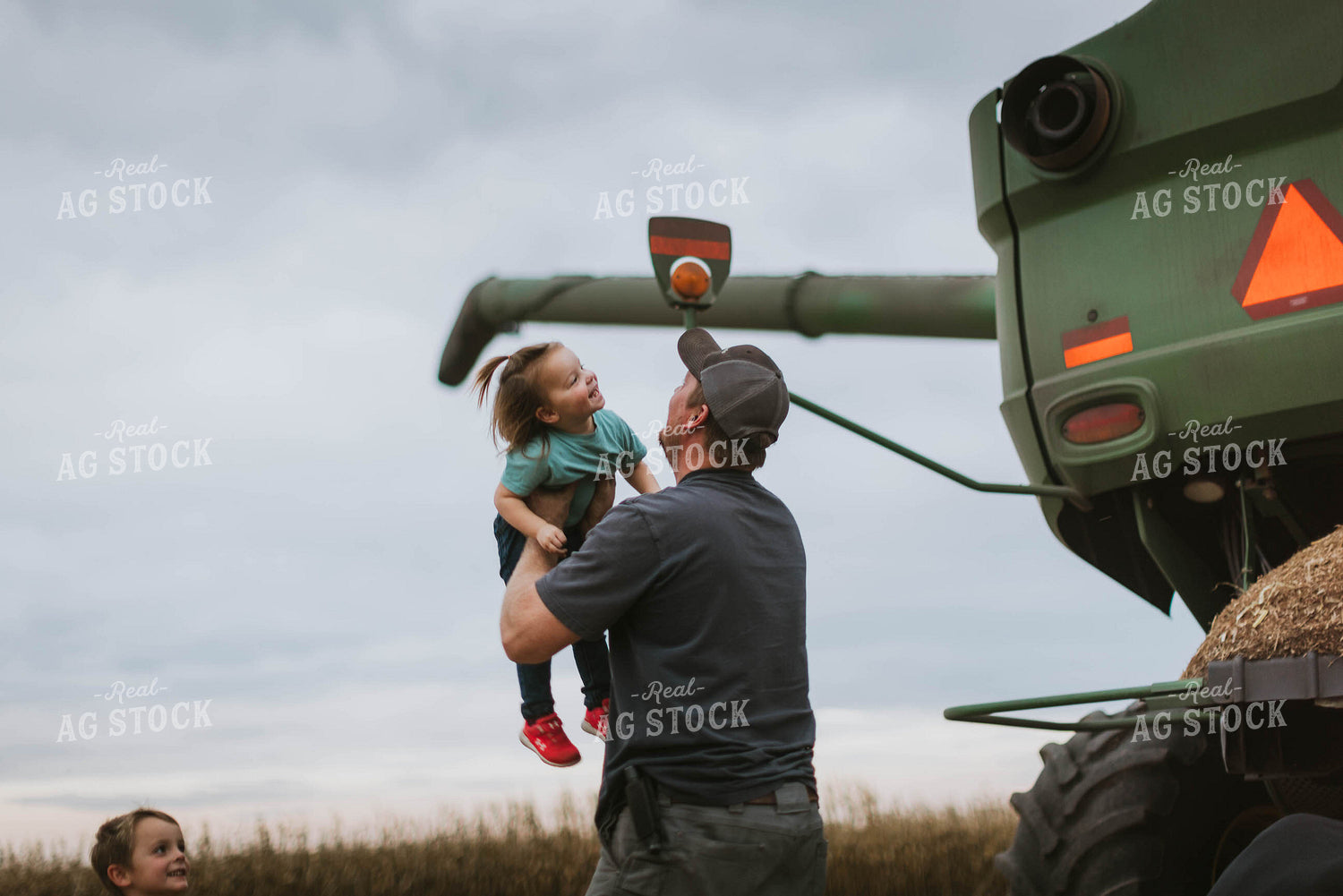 Farm Familiy Greeting in Cornfield 8621