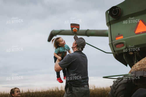 Farm Familiy Greeting in Cornfield 8621