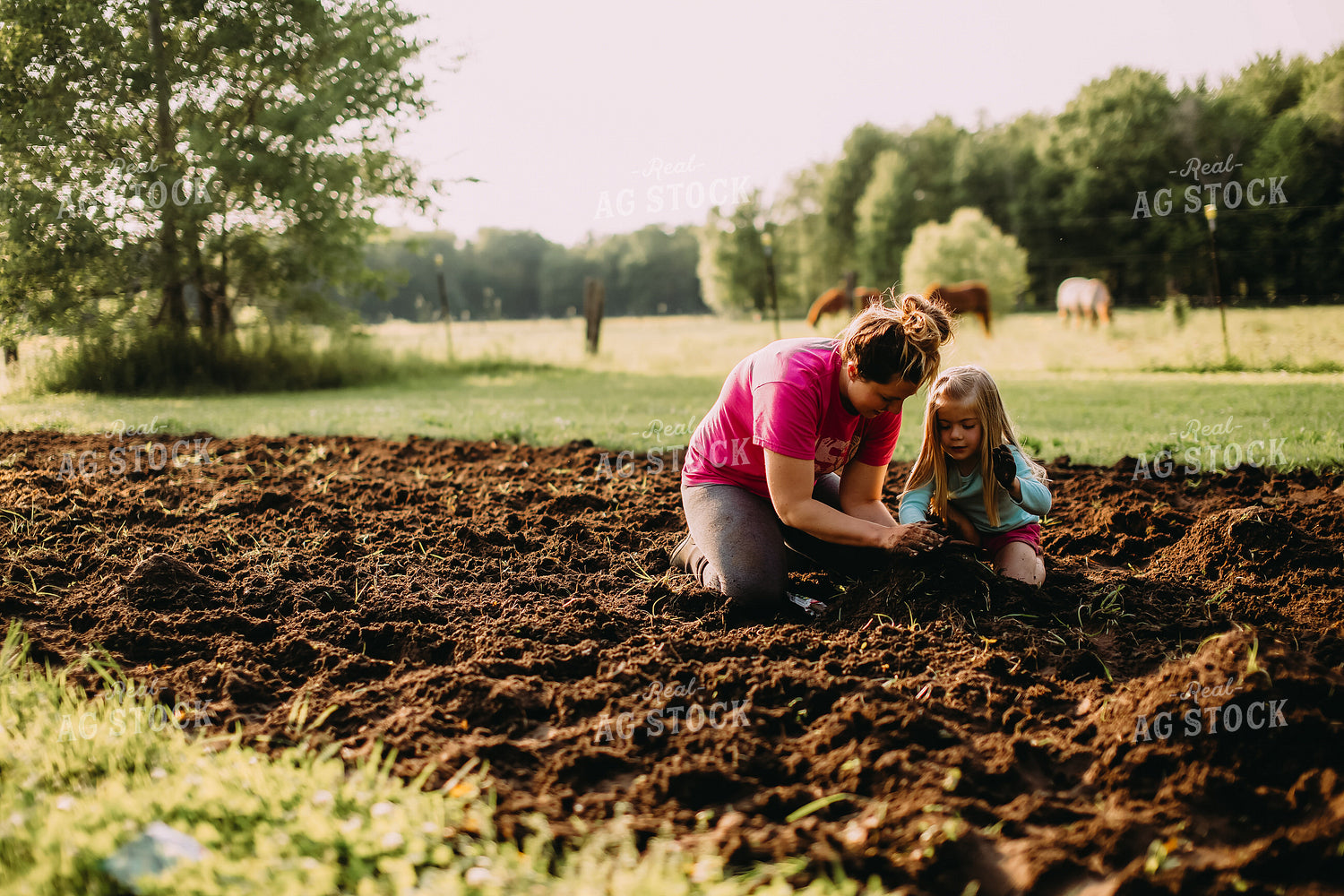 Farm Family Planting Garden 169006