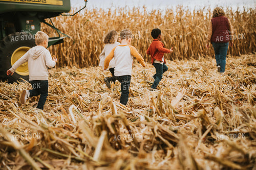 Farm Kids in Field 6684