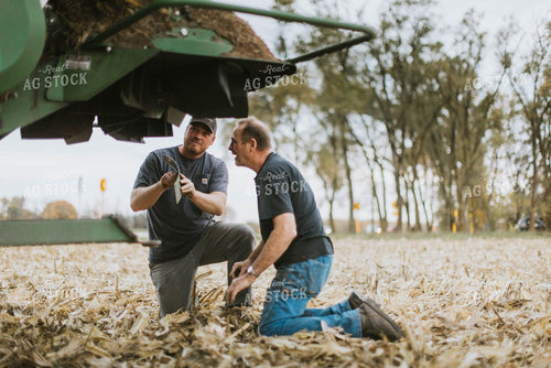 Farmers Fixing Combine 8606