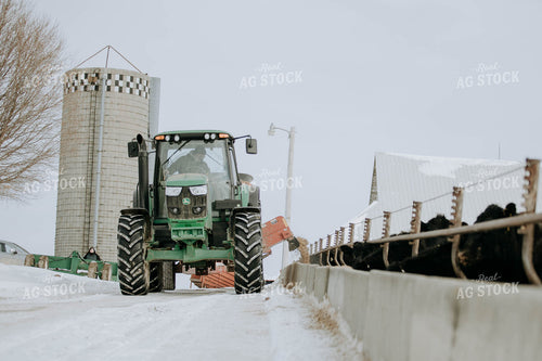 Feed Mixer Dispensing Food 77057