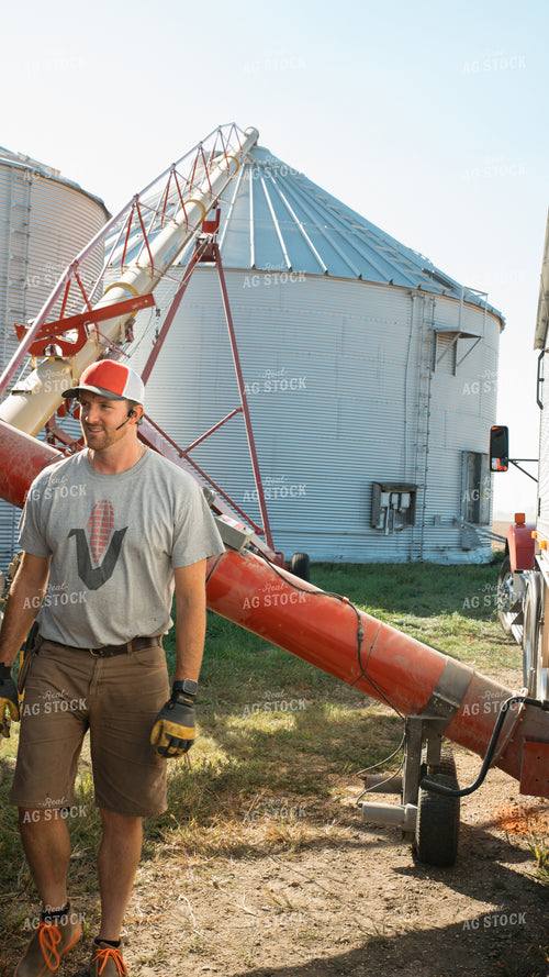 Farmer Filling Bin with Sweep Auger 26076