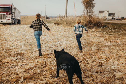 Farm Kids in the Field 9464
