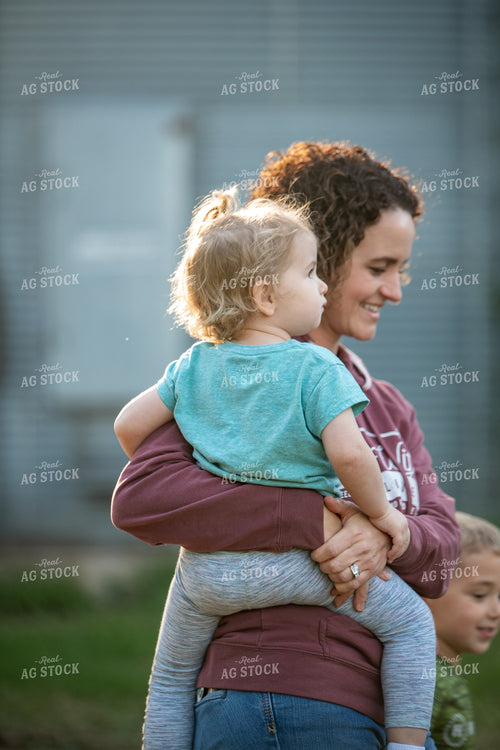 Farm Mom with Kid 76454