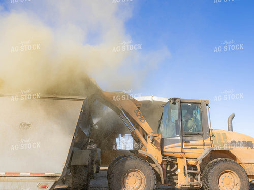 Loader Loading Feed Wagon 70202