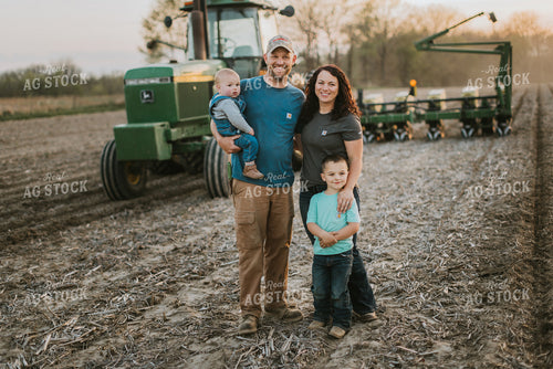 Posed Family Photo in Field 7468