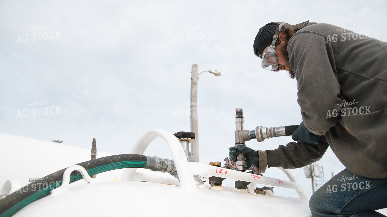 Input Supplier Loads Anhydrous Tanks 26224