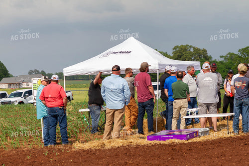 Farmers Gather at Field Day 79282