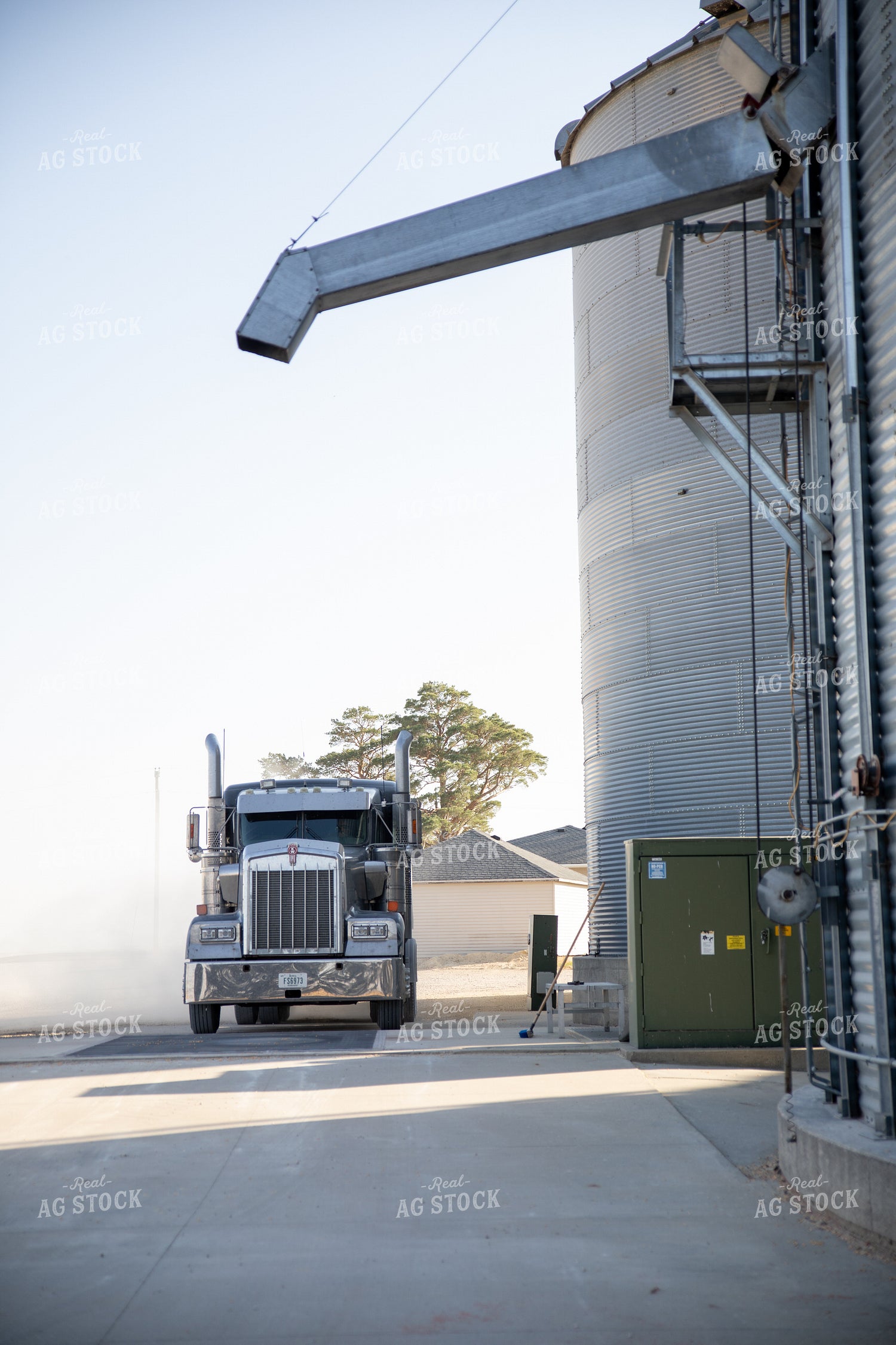 Semi Delivering Corn 286017