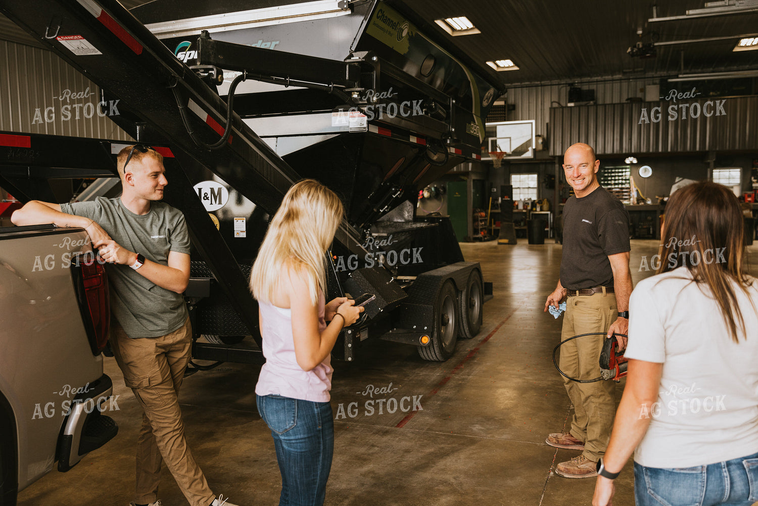Farmers Talk in Shed 7593