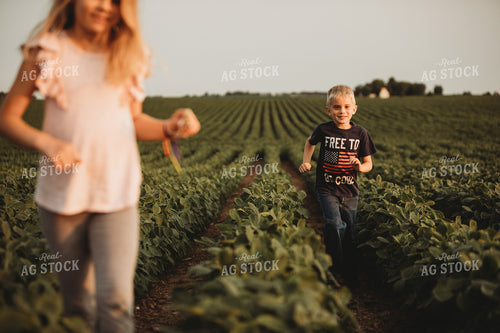 Farm Kids in Soybean Field 4571