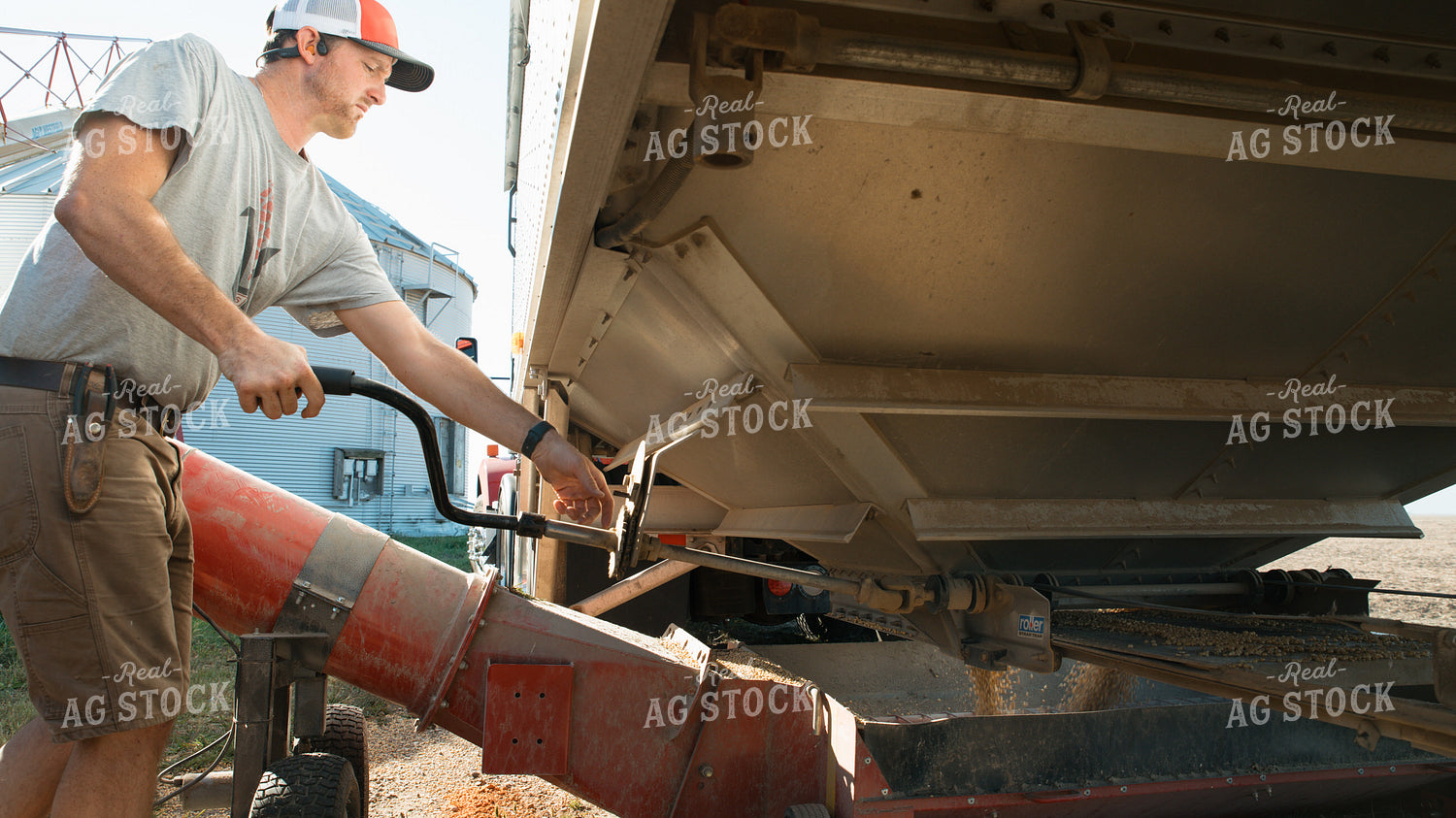 Farmer Filling Bin with Sweep Auger 26082