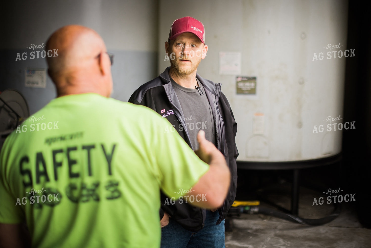 Retailer Talking to Farmer 7941
